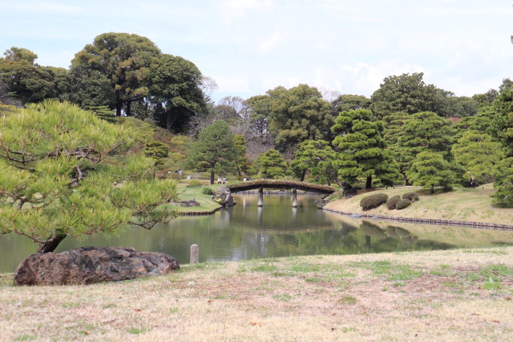 駒込にある六義園の回遊式築山泉水庭園