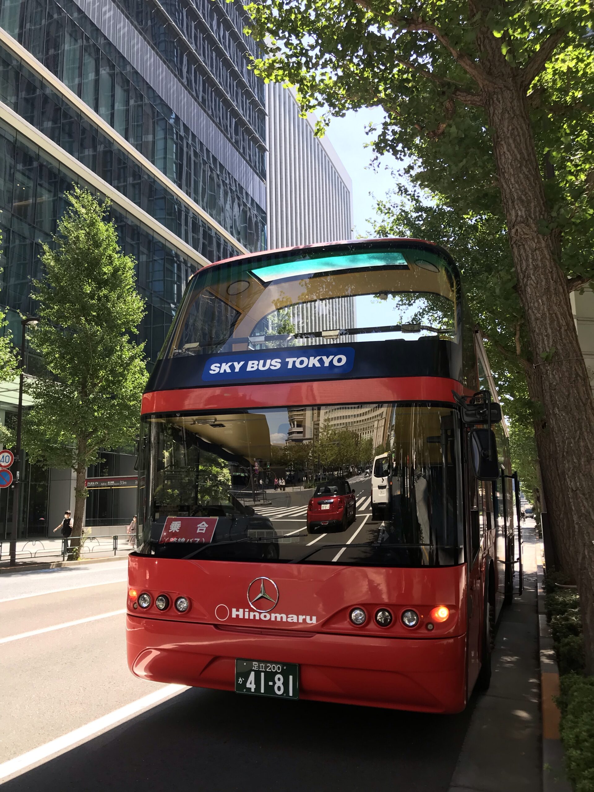 東京の観光名所を巡るオープンバス　スカイバスの車体