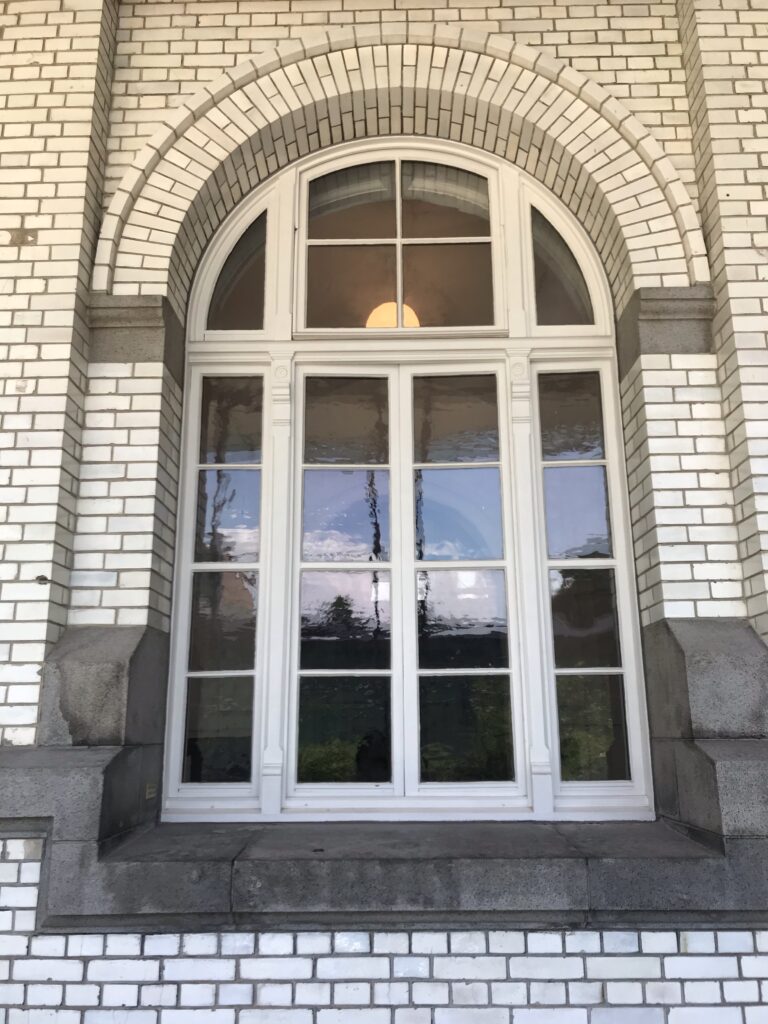 明治時代の建築が残された窓