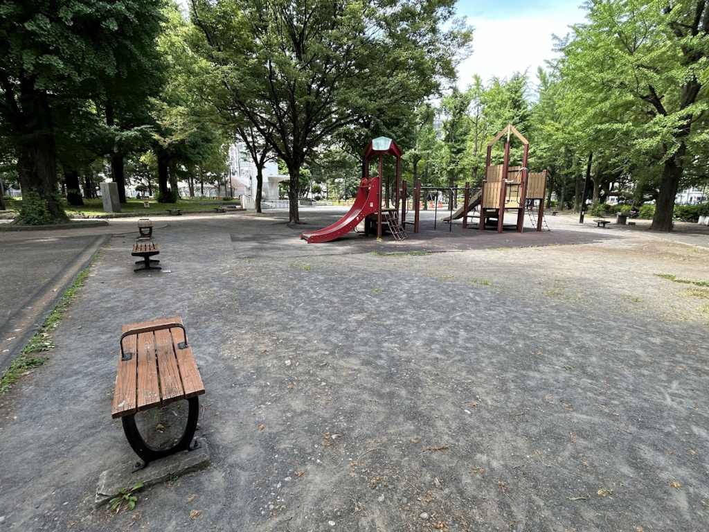 都立芝公園の児童公園のベンチ