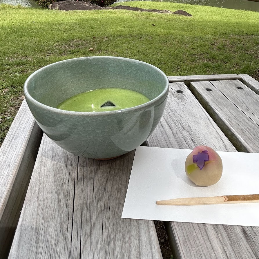 駒込にある六義園の吹上茶屋の上生菓子とお抹茶セット（850円）