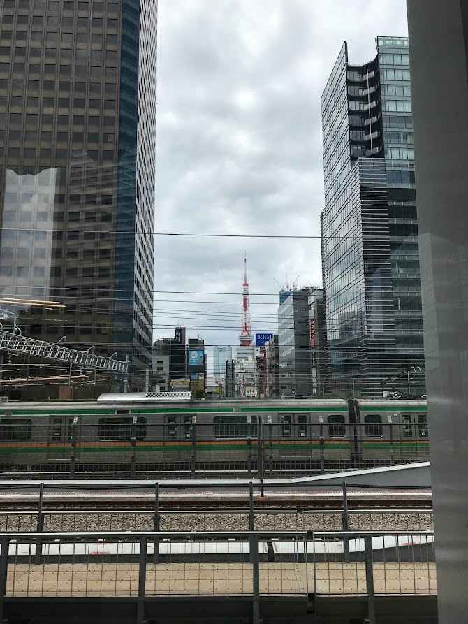 歩行者デッキからの道で見た東京タワー