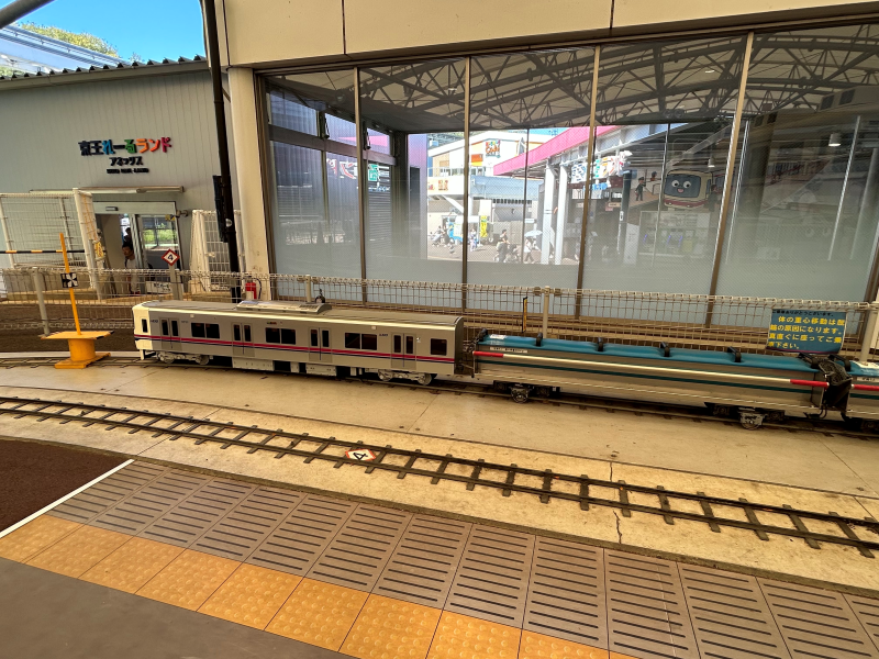 多摩動物公園駅にある京王れーるランドのミニ電車