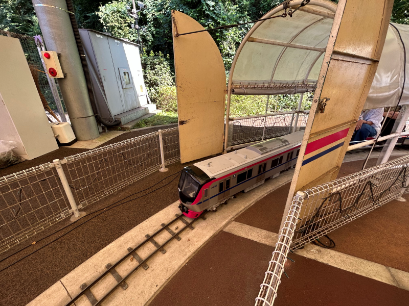 多摩動物公園駅にある京王れーるランドのミニ電車