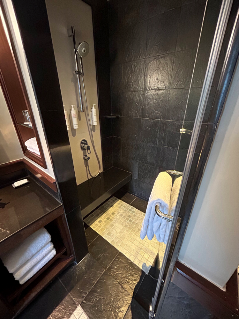 プーケット・マリオット・リゾート＆スパ・ナイヤン・ビーチの部屋のシャワールーム